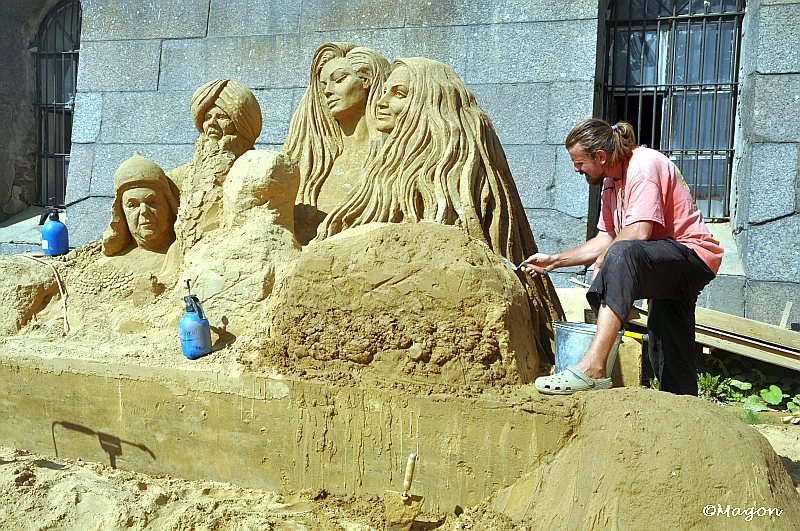 Sand Festival в России: скульптор работает над группой из трёх женских лиц и двух мужских голов